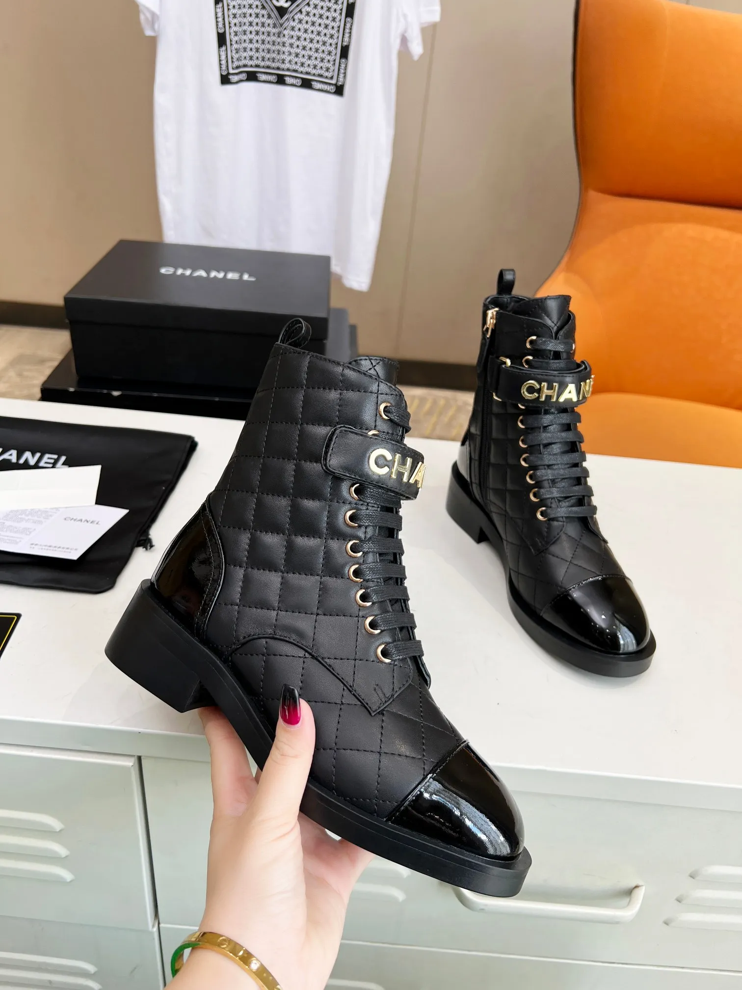 👟👟Ex-factory price 660👟👟 🔥 🔥 🔥 The official website is synchronized with "CHANEL" Chanel's latest 2025 Martin boots series! ▫️The top catwalk series✔The main season of autumn and winter, the rhythm of super popular styles! A must-have item for travel! It looks good in any combination💕 ▫️A beautiful shoe worth putting in your closet👉It’s super beautiful💃🏻▫️ Fabric: Original one-to-one mixed-breed cow🐮 leather Lining: Sheepskin lining Size: 35-40 (41 is custom-made and cannot be returned or exchanged)